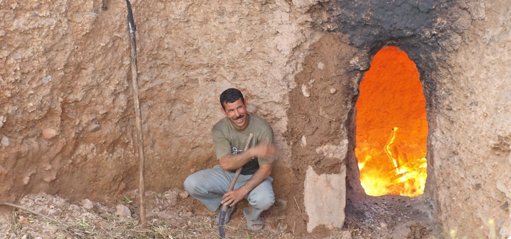 Sulla scia della moda, produttori di intonaci, colorifici, decoratori offrono e immettono sul mercato goffe imitazioni di un materiale dalla storia millenaria, che trae origine dalla cultura e dalla geologia propria di Marrakech.