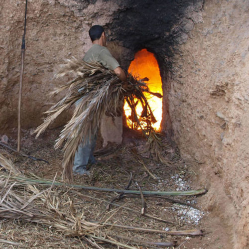 Cottura della calce nella fornace a Marrakech con Banca della Calce