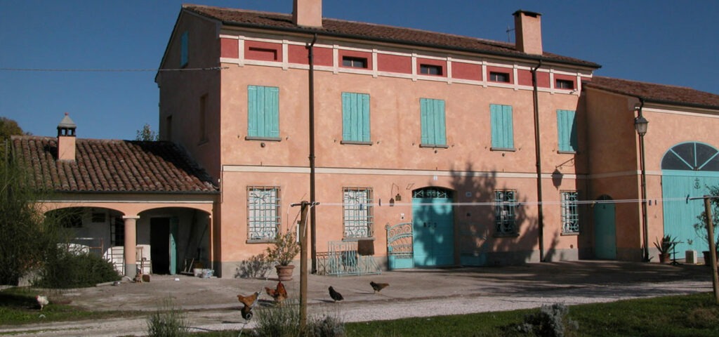L'intervista a Alessandro Vincenzi dalla provincia di Mantova: per ristrutturare la sua casa colonica in stile liberty dei primi del 1900 ha utilizzato solo tinte a calce.