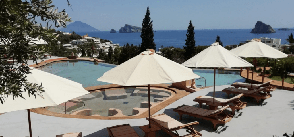 All'hotel Raya, storica struttura di Panarea, nelle isole Eolie, è stato utilizzato il Tadelakt per rivestire le piscine esterne. Il risultato è splendido