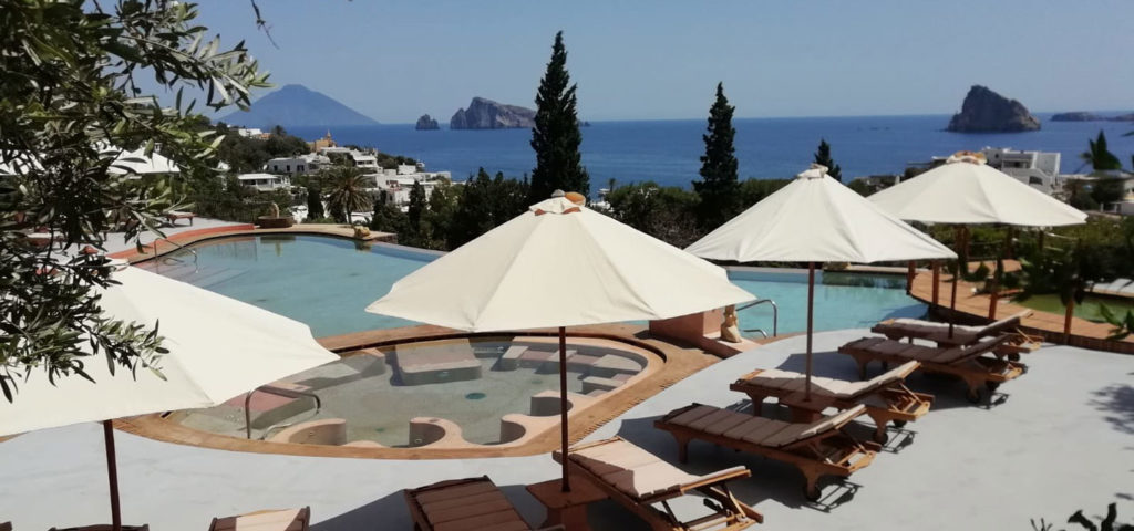 Le piscine esterne dell'Hotel Raya, storico hotel dell’isola di Panarea, nell'arcipelago delle Eolie, sono rivestire con il nostro Tadelakt, intonaco impermeabile a base di calce, originario del Marocco.