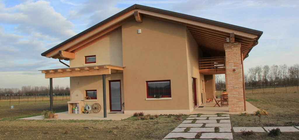 L'architetto Lorenza Cavinato, specializzata in bioarchitettura, per la sua abitazione ha usato esclusivamente materiali naturali, realizzando una casa in canapa che è diventata ispirazione per molti altri nel territorio.