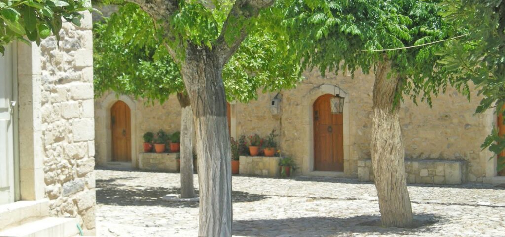 Un'antica pratica agricola a base di calce per difendere gli alberi dai problemi che possono presentarsi durante la stagione invernale.