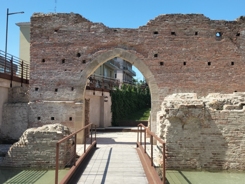 BATTUTO A CALCE E COCCIOPESTO