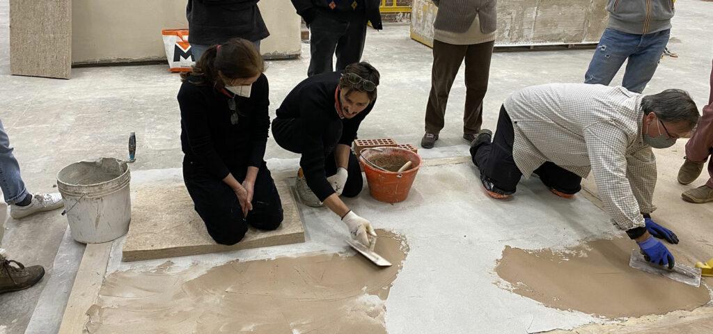 Il corso è strutturato per offrire le conoscenze di base per la realizzazione e la posa di rivestimenti impermeabili a calce su pavimenti e pareti, avendo come riferimento le antiche tecniche di pastellone e cocciopesto