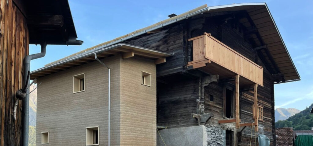 Tamponatura in Calcecanapa Getto a vista su edificio in legno di nuova costruzione a Luven, in Svizzera, a cura dei progettisti Arch. Abigail Stoner e Arch. Daniel Schneider.