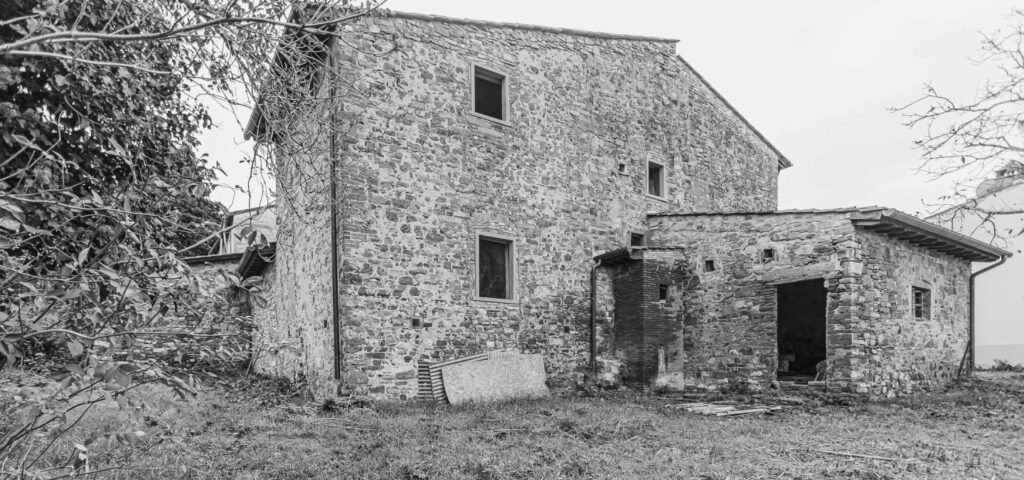 Lo studio esplora la trasformazione delle Case Coloniche toscane, integrando antico e moderno per soddisfare il turismo e preservare l’architettura locale.
Lo attestano i dati della ricerca e tesi di laurea in Architettura della studentessa Cristina Barreiro Guillén, nell'ambito di un programma di scambio Erasmus tra l'ENSA Paris La Villette e l'Università degli Studi di Firenze, dal titolo Préservation et Tourisme: La Casa Colonica en Toscane - Conjuguer les besoins touristiques avec la sauvegarde d’un patrimoine rural abandonné.