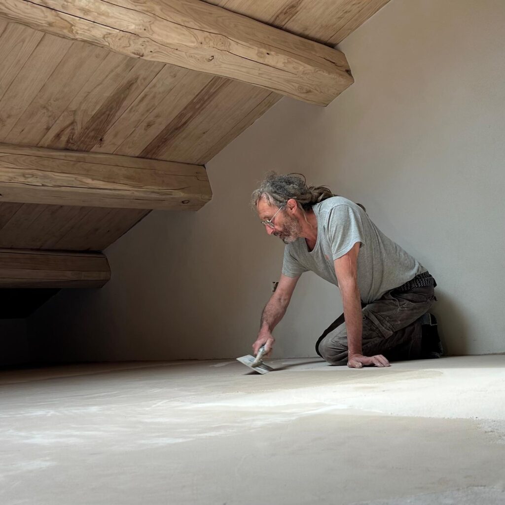 Il corso è strutturato per offrire le conoscenze di base per la realizzazione e la posa di rivestimenti impermeabili a calce su pavimenti e pareti, avendo come riferimento l’antica tecnica veneziana del pastellone.