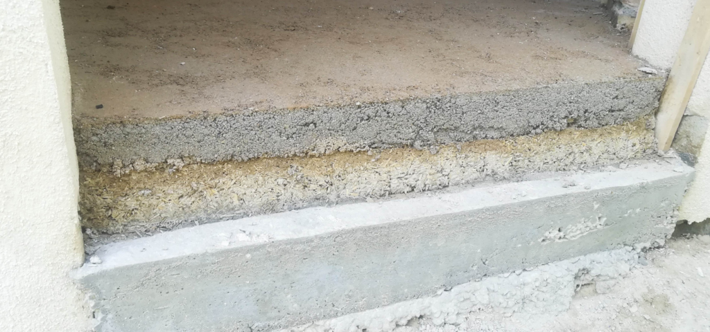 Abbiamo riassunto le fasi principali della posa del Cappotto Calcecanapa® sistema di isolamento termico e acustico naturale  con pannelli in fibra di canapa.