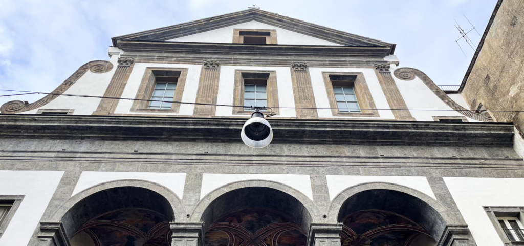 Per il restauro della chiesa di Santa Maria Regina Coeli a Napoli sono stati utilizzati materiali l'intonachino e le tinte a calce.