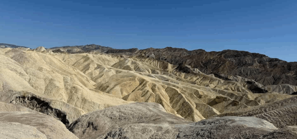 La Death Valley non è solo un monumento naturale di rara bellezza, ma è stata anche il cuore di una delle più importanti attività estrattive degli Stati Uniti: quella del borace. 