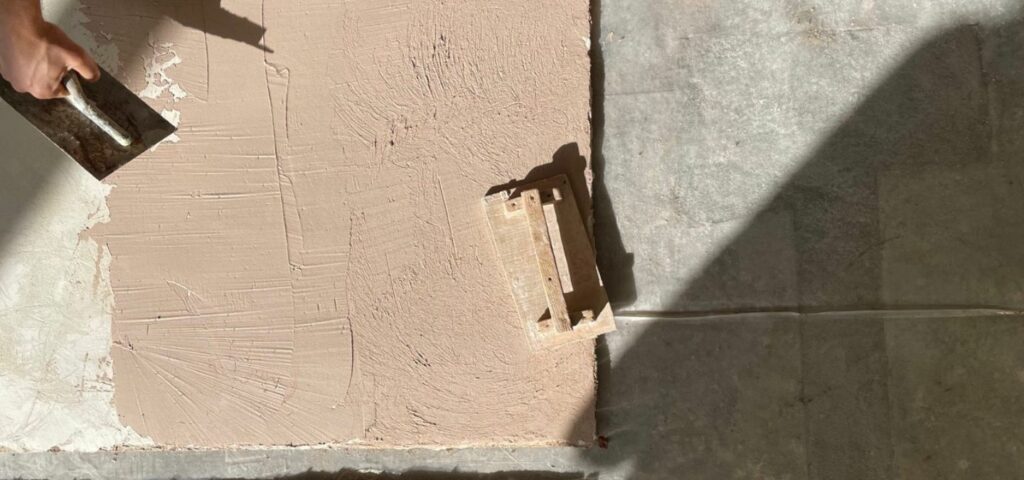 Immergiti nell'arte millenaria dei rivestimenti continui e pavimenti a base di calce e cocciopesto. Scoprirai come la calce, si unisce al cocciopesto per creare superfici con eccezionali doti di idraulicità, resistenza meccanica e cromatismi naturali: il Pastellone!
