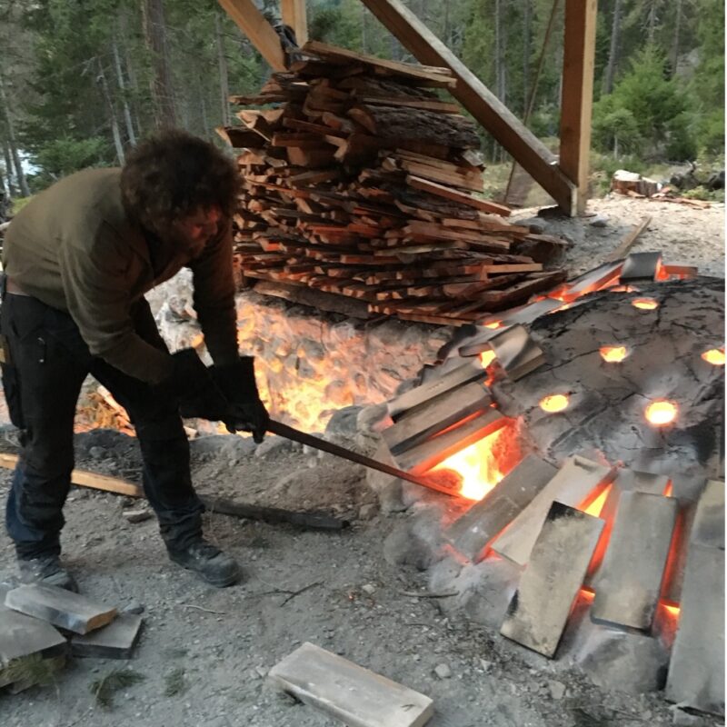Joannes Wetzel regolando la temperatura nella calchera Storie di Calce Joannes Wetzel