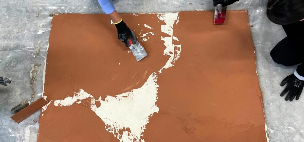Immergiti nell'arte millenaria dei rivestimenti continui e pavimenti a base di calce e cocciopesto. Scoprirai come la calce, si unisce al cocciopesto per creare superfici con eccezionali doti di idraulicità, resistenza meccanica e cromatismi naturali: il Pastellone!