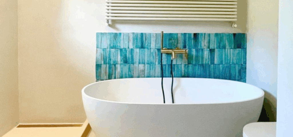 In una suggestiva abitazione in Toscana, è stato realizzato un bagno finemente rivestito in pastellone a calce.