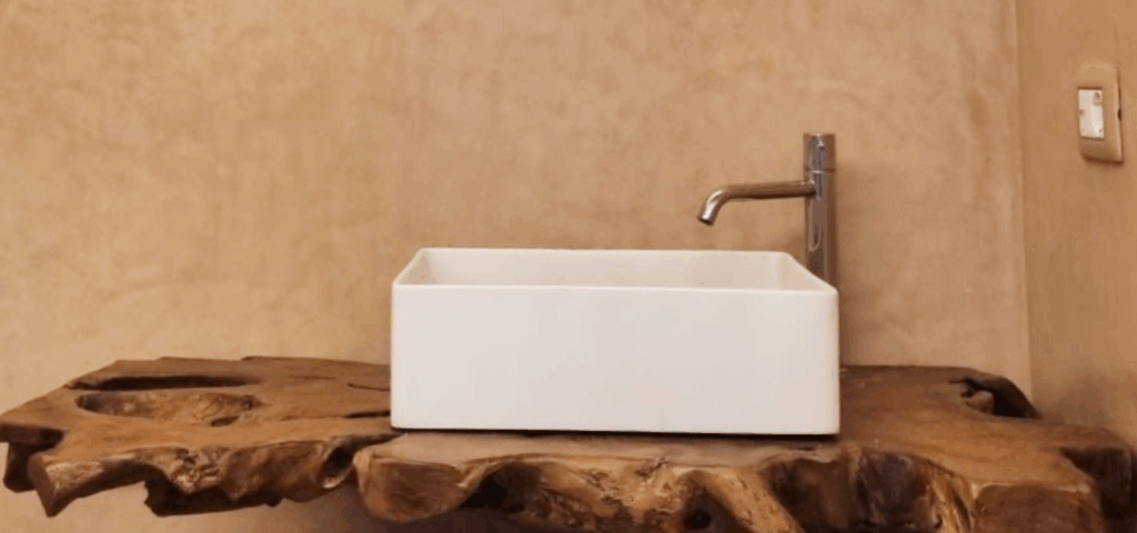 All'interno di una residenza privata a Pisa, sono state realizzate delle finiture a parete utilizzando il Tadelakt.