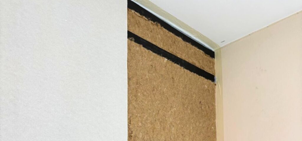 In un'abitazione privata, è stata eseguita una riqualificazione che ha visto l'adozione dei pannelli pan 40 per un isolamento termo acustico.