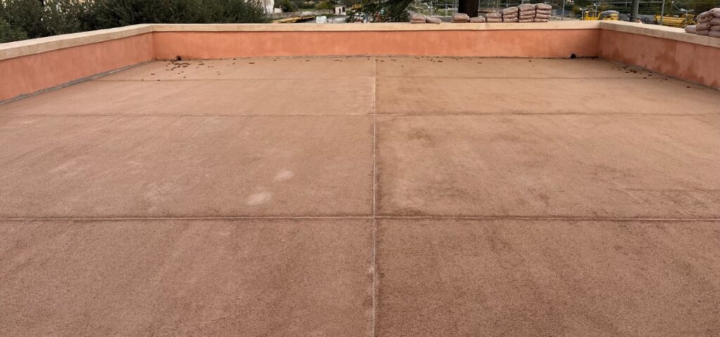 L’intervento di riqualificazione sulla terrazza della stazione di Francavilla Fontana (BR) ha previsto la posa di una pavimentazione realizzata con Battuto a Calce e Cocciopesto.
