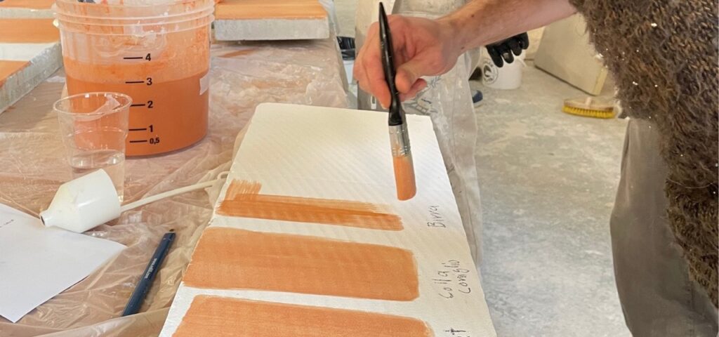 Un corso dedicato all’esplorazione profonda dei pigmenti minerali e delle loro interazioni con la calce.