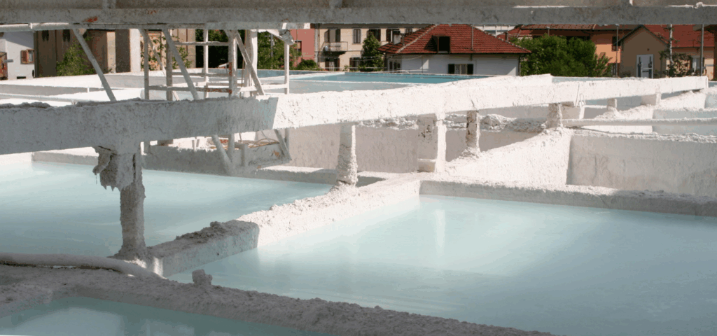 Soluzione satura di idrossido di calce, da vasche di invecchiamento del grassello. Adatta al restauro artistico, beni culturali.