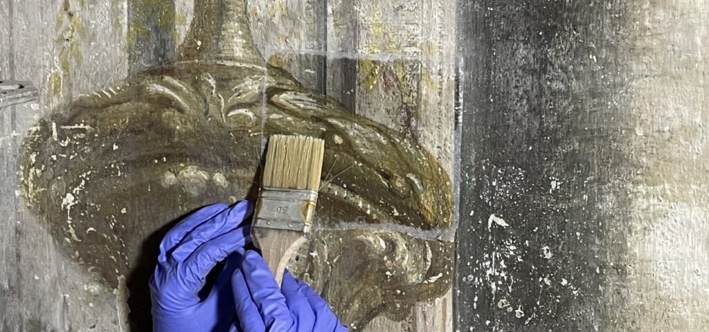 La nostra Acqua di Calce viene prelevata direttamente dal liquido surnatante del nostro grassello di calce sottoposto a lungo invecchiamento.