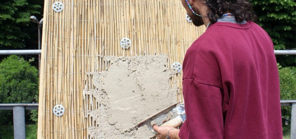 È un percorso formativo di tre giorni per professionisti e artigiani che desiderano padroneggiare le tecniche della bioedilizia.