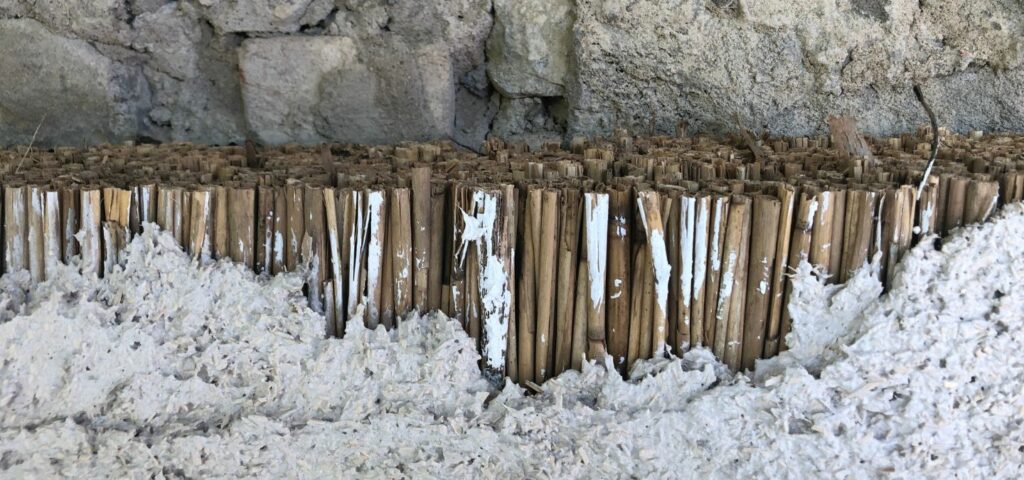 Abbiamo riassunto le fasi principali della posa di Calcecanapa Cannapalustre: sistema di isolamento termico con pannelli in canna palustre.