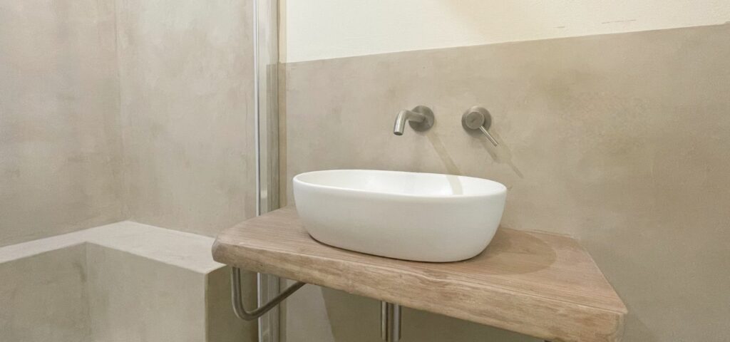 In una casa privata nel centro storico di Bologna, è stato utilizzato il Tadelakt per rivestire un bagno e la relativa doccia.
