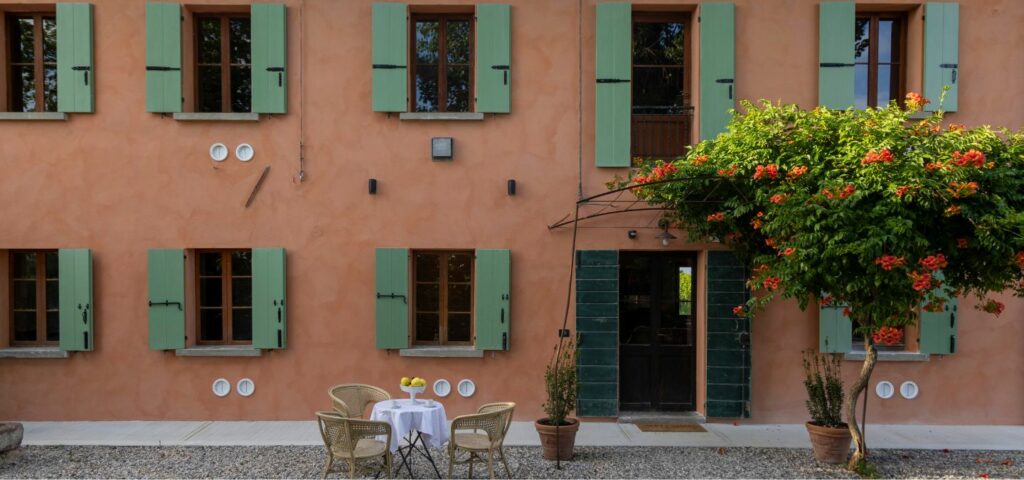 Per le pareti esterne ed interne di un casale adibito a casa vacanze, sono state scelte le Tinte a Calce della linea Calcelatte.