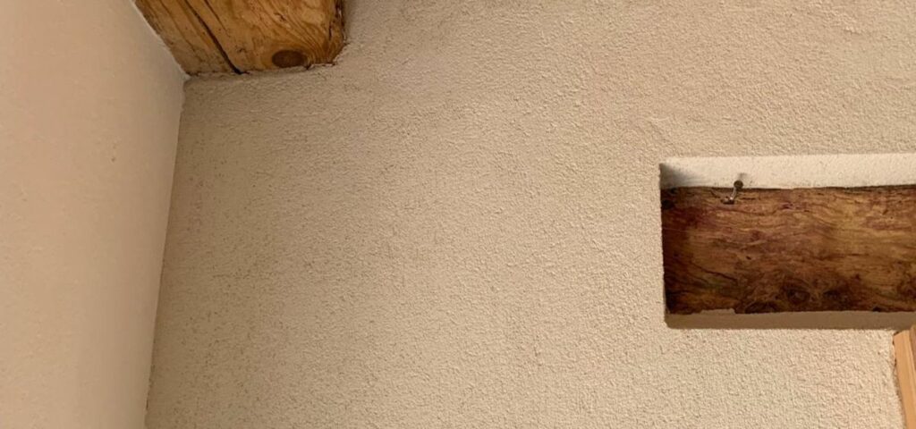 Per le pareti di un cantiere in provincia di Belluno è stato applicato Calcecanapa Intonaco con Finitura a vista o Tinta a calce Calcelatte.